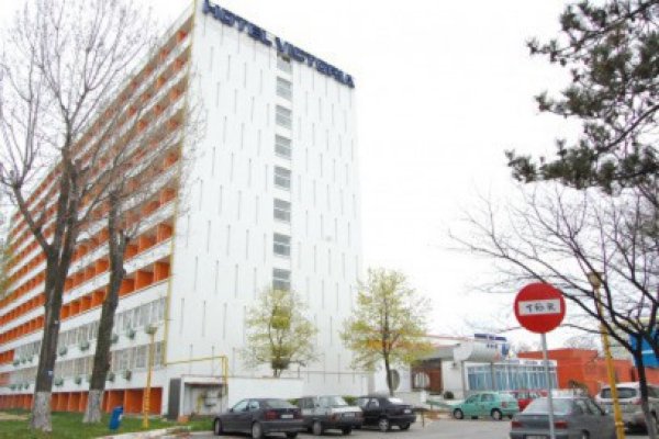 Bătaie de joc: turişti ţinuţi pe holurile hotelului Victoria din Mamaia
